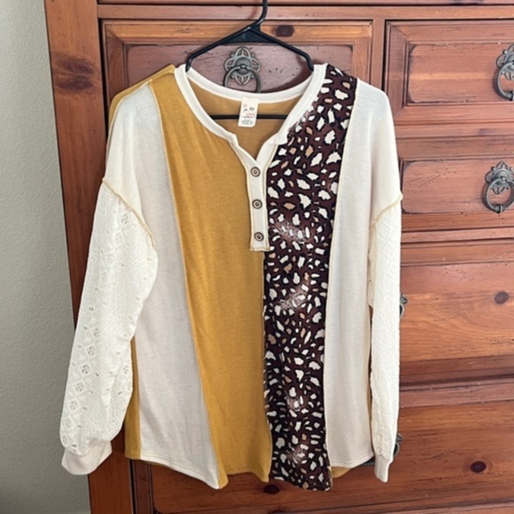 7th Ray Tan and Cream Colorblock Long Sleeve Top with Lace Detail NWOT